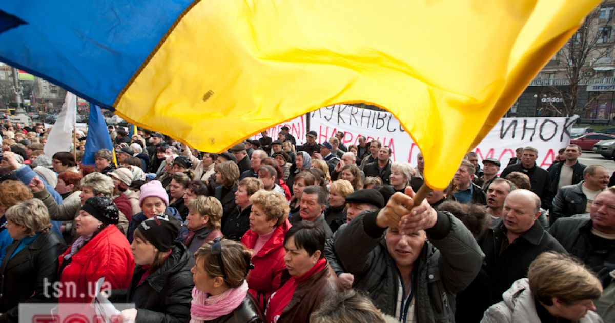 У Києві перед будівлею КМДА провели акцію протесту та побудували символічну "Стіну брехні"