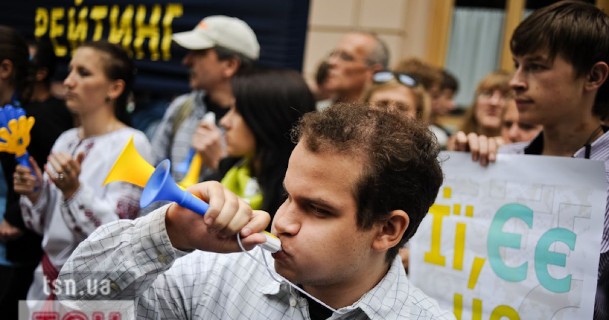 Біля ВР влаштували акцію протесту проти законопроекта Ківалова/Колесніченка