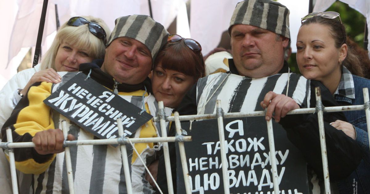 Прихильники екс-прем'єра зібралися біля Вищого спецсуду / © byut.com.ua