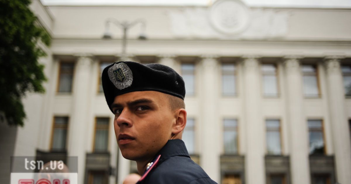 Біля ВР влаштували акцію протесту проти законопроекта Ківалова/Колесніченка