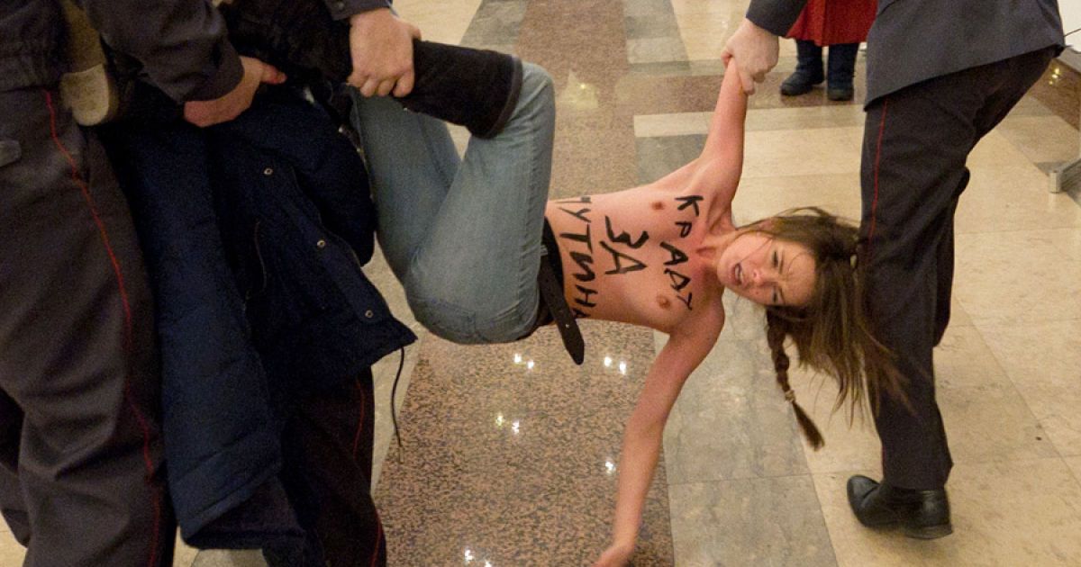 Оголені FEMEN намагалися вкрасти голос Путіна
