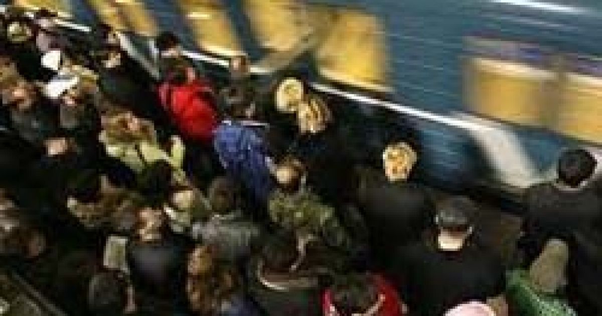 В метро Майдан Незалежності не пускають людей