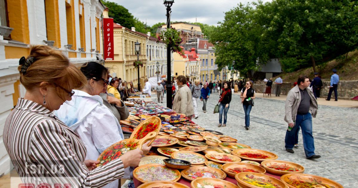 Рух Андріївським узвозом закрили для транзитного транспорту