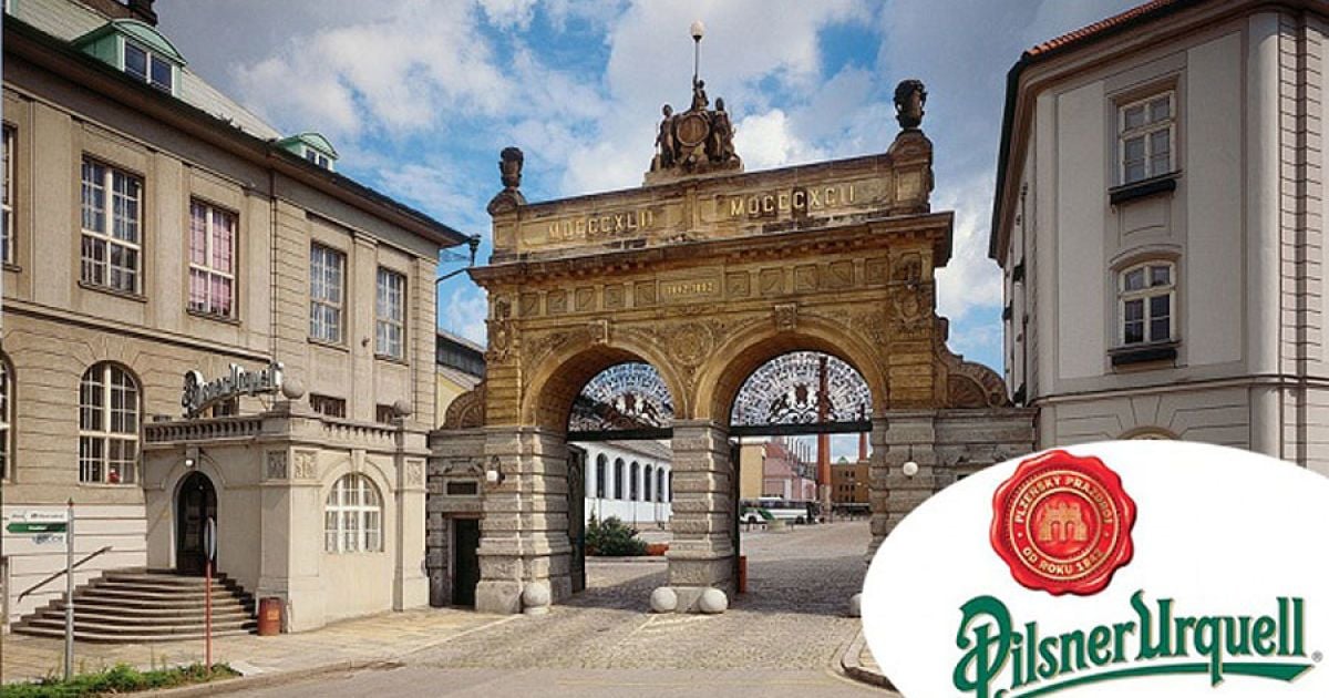 Пльзеньський пивоварний завод - батьківщина легендарного бренду Pilsner. Саме тут придумали особливу технологію виготовлення світлого сухого лагера з характерною гіркуватістю і хмільним ароматом. Ця технологія тепер застосовується по всьому світу. Оригінальне пиво, виготовлене за цією технологією, називається Pilsner Urquell і є сьогодні найпопулярнішою пивною маркою в Чехії. За натхненням для свого логотипу хлопці з "Пілзнер" не стали ходити далеко: біля входу на територію пивоварні стоять потужні арочні ворота, зображення яких сьогодні є на кожній пляшці Pilsner Urquell. / © bigpicture.ru