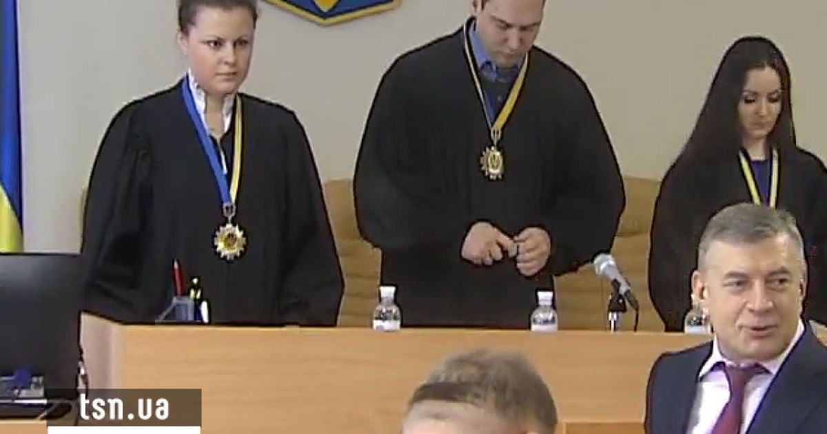 Луценко слухає оголошення вироку у клітці