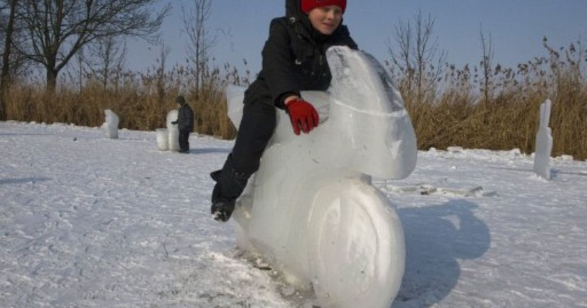 Крижані скульптури у містечку Добра Вода / © AFP
