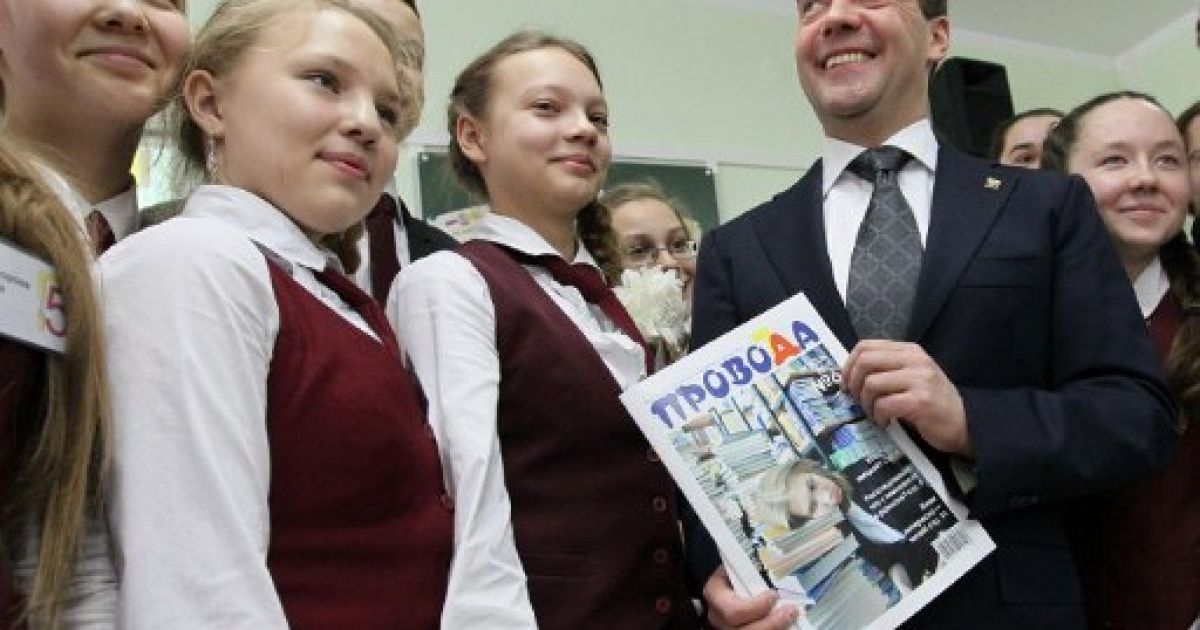 Росія, Чебоксари. Президент Росії Дмитро Медведєв відвідав спеціалізований урок для дев'ятих класів у гімназії №5 міста Чебоксари. / © AFP