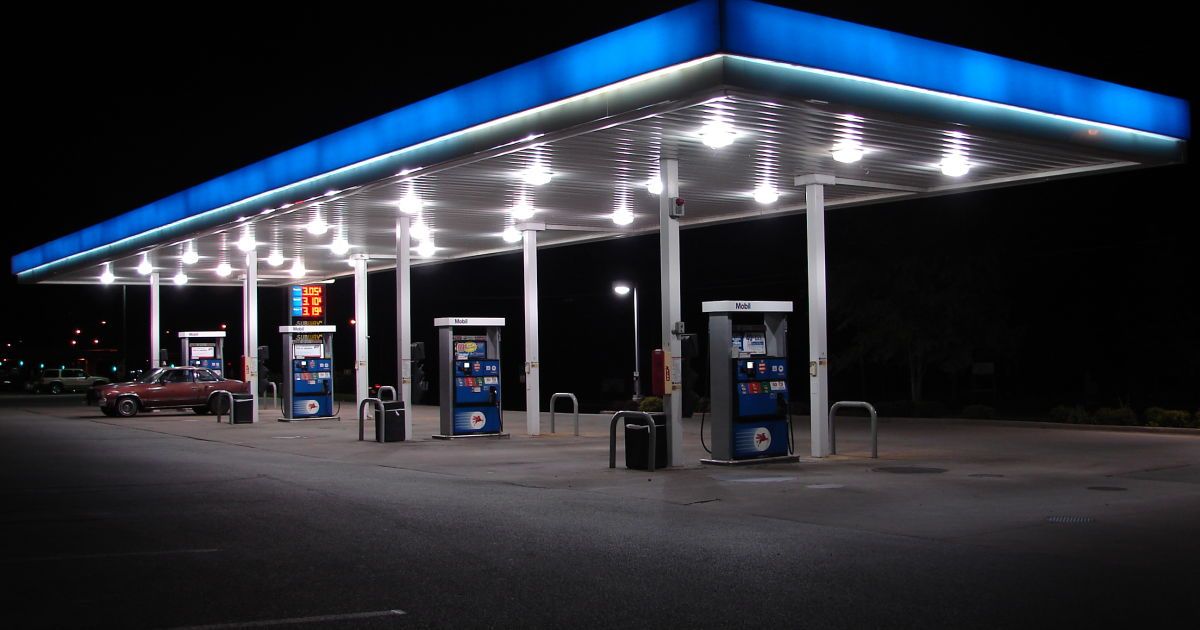 Водіям хочуть дозволити не стояти в черзі за межами заправки.