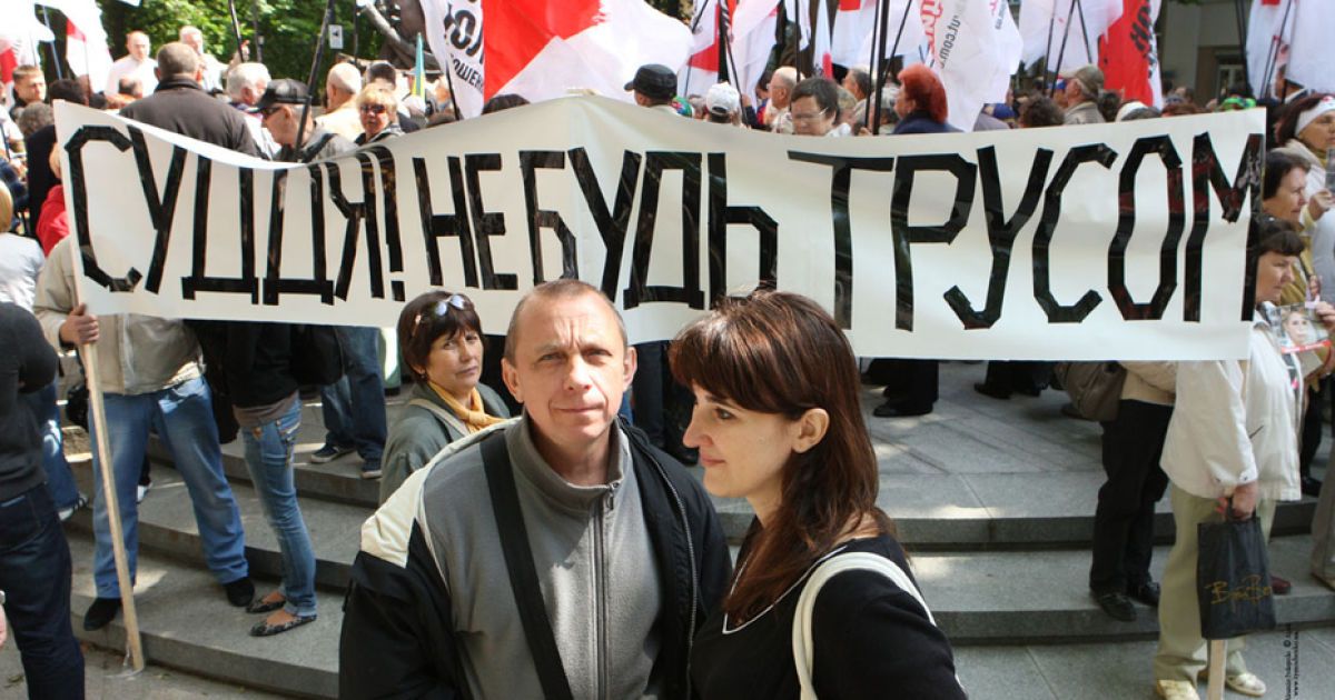 Прихильники екс-прем'єра зібралися біля Вищого спецсуду / © byut.com.ua