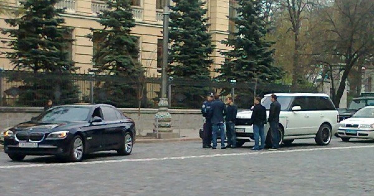 Автівку Шеви зупинила ДАІ, Алієв вирішив допомогти / © DynamoMania.com