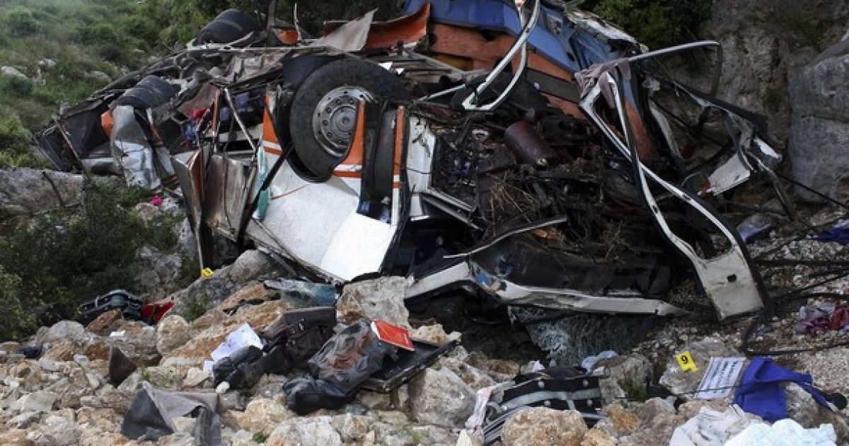 Автобус зірвався зі скелі з висоти 80 метрів