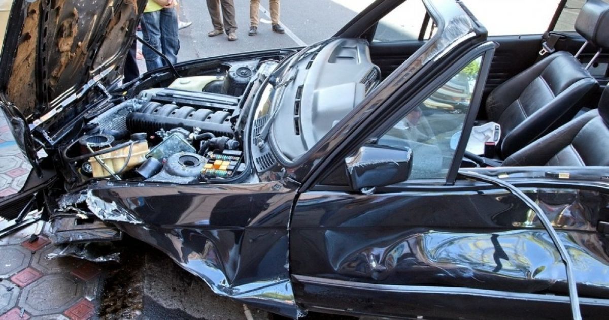Водій на BMW з відкритим верхом протаранив 5 машин / © Думская.net