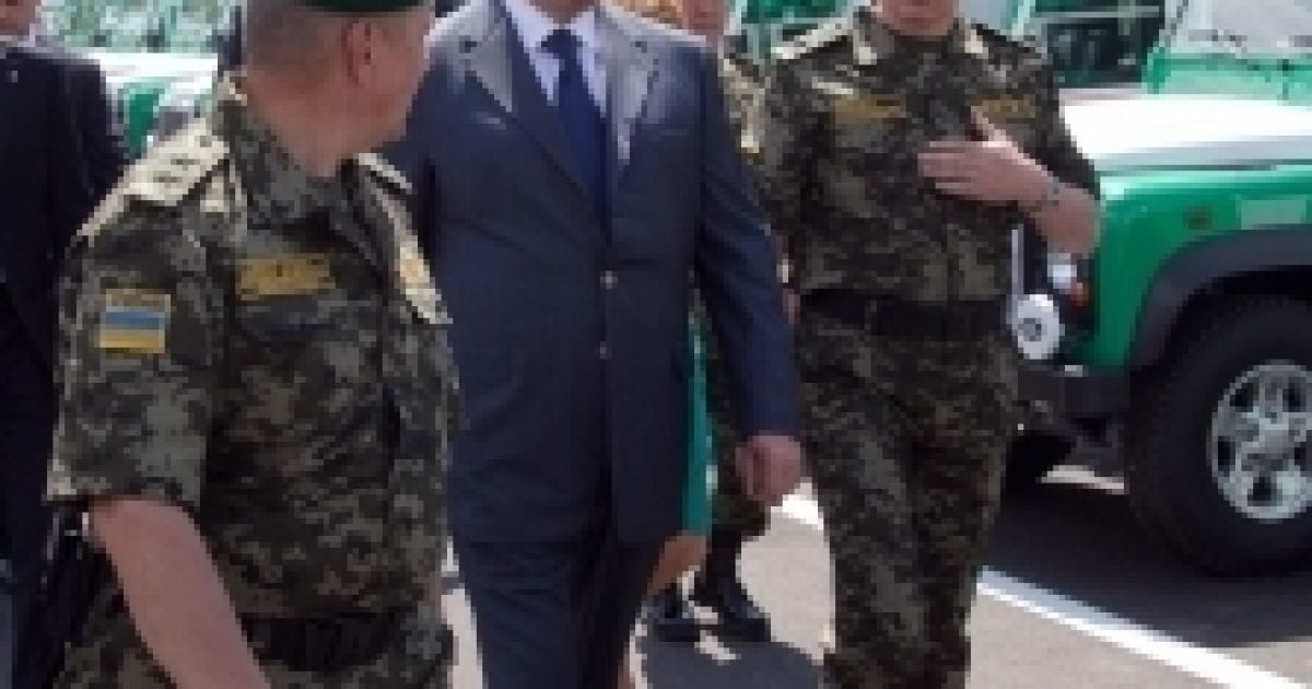 Януковичу подарували форму прикордонника
