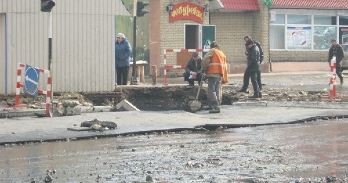 Аварія каналізаційного колектору в Луганську / © comments.ua