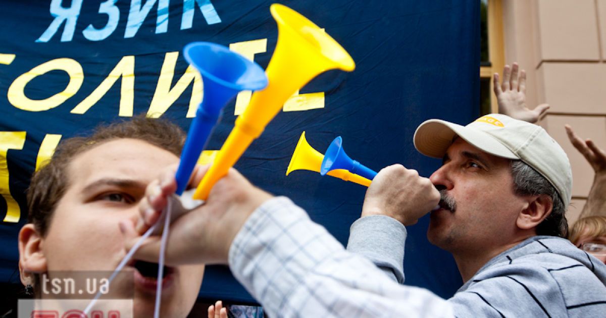 Біля ВР влаштували акцію протесту проти законопроекта Ківалова/Колесніченка