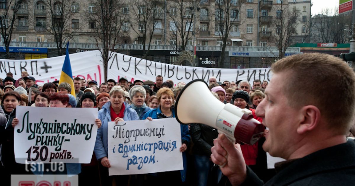 У Києві перед будівлею КМДА провели акцію протесту та побудували символічну "Стіну брехні"