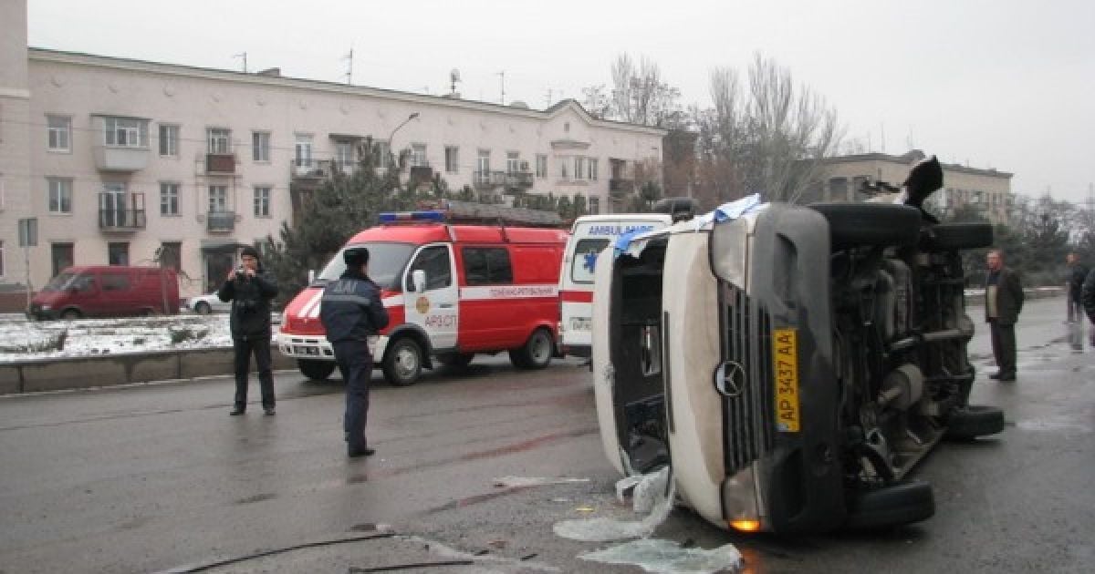 У Запоріжжі після зіткнення з вантажівкою маршрутку порвало на шматки