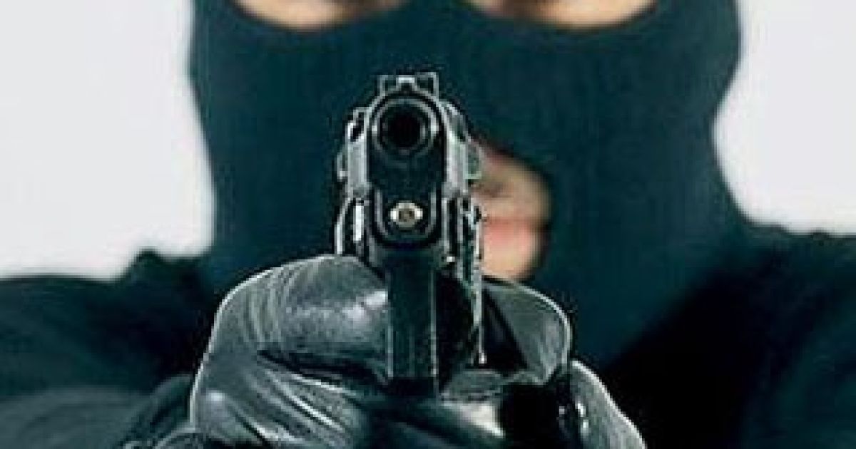 Невідомі погодилися здатися і звільнити банк