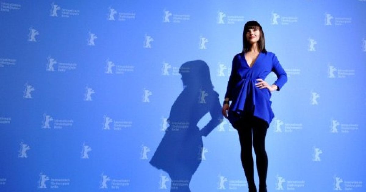 Німеччина, Берлін. Американська актриса Крістіна Річчі позує на червоній доріжці кінофестивалю "Берлінале". / © AFP