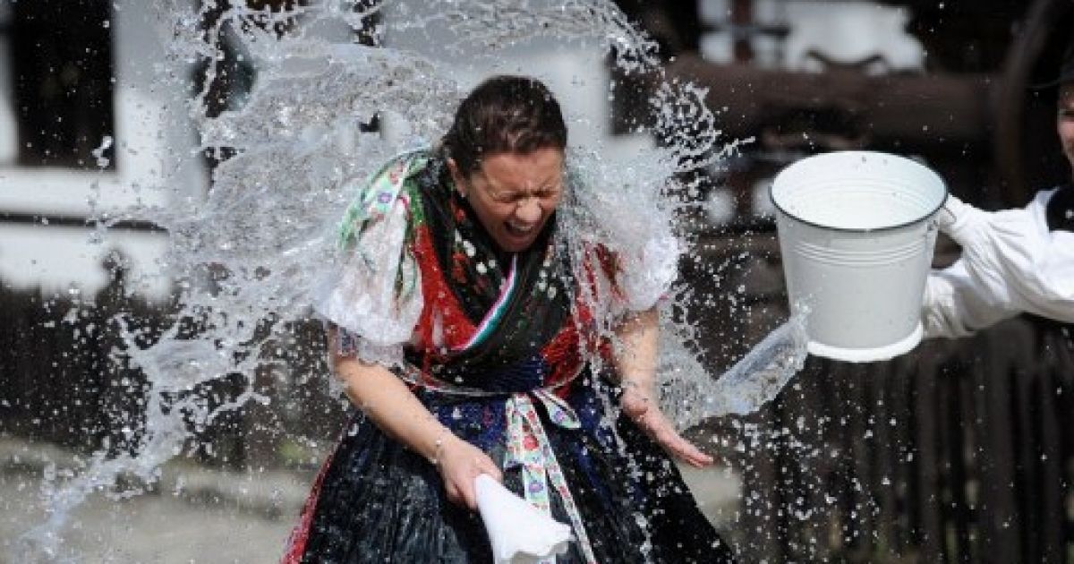 Угорщина, Голлоко. Парубки обливають водою місцевих дівчат, одягнених у національні костюми, під час підготовки до святкування Великодня. / © AFP