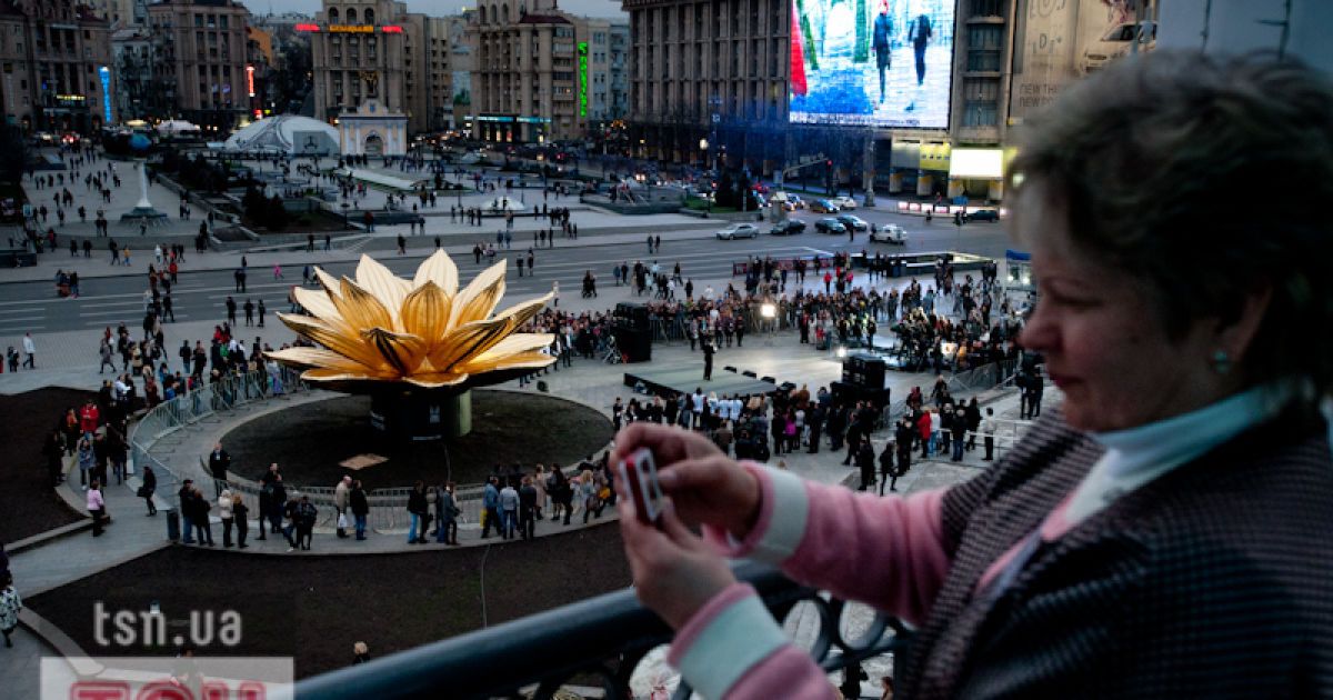 На Майдані Незалежності встановили гігантський "Золотий Лотос"