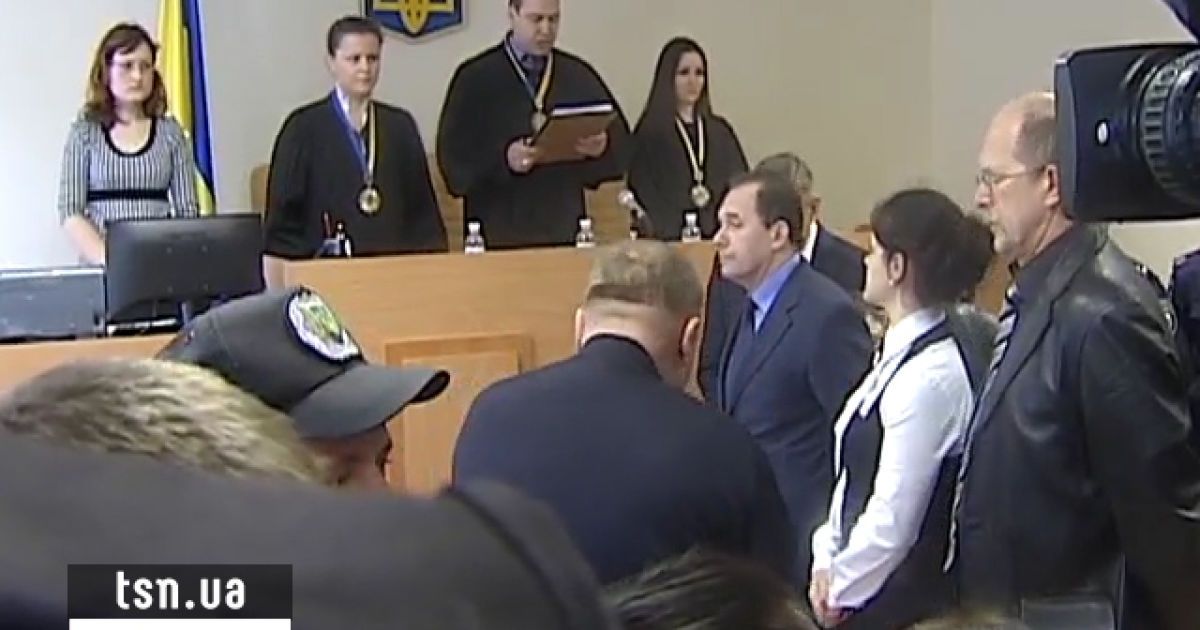 Луценко слухає оголошення вироку у клітці