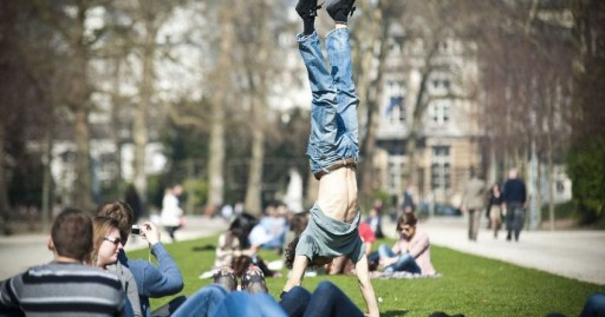 Бельгія, Брюссель. Молодь відпочиває у парку в Брюсселі. / © AFP