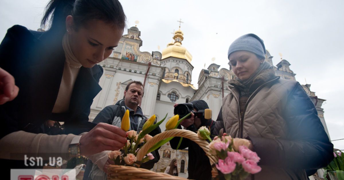 У Лаврі встановили великоднє яйце з 7500 троянд