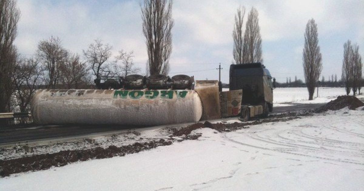 На Донеччині дорогу заблокувала 20-тонна цистерна з аргоном