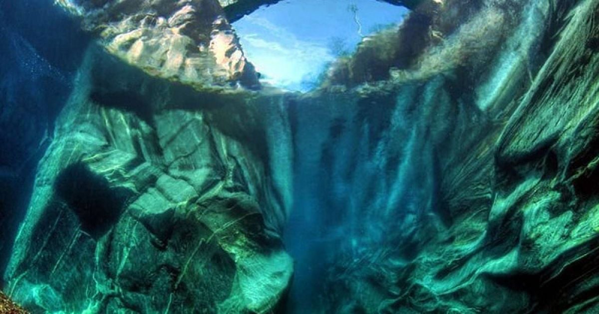 Дивовижно прозора ріка у Швейцарії