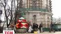 На главной площади Киево-Печерской лавры установили 3-метровое пасхальное яйцо из цветов