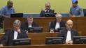 Младич в суде пригрозил представителям пострадавших, проведя пальцем по шее