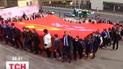 В Одессе по Потемкинской лестнице пронесли самую большую копию знамени победы