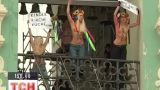FEMEN оголились на дзвіниці Софії Київської