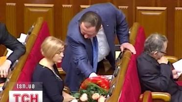 Букет кремовых роз принес Ирине Геращенко Петр Мельник