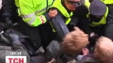 Мир снова протестует