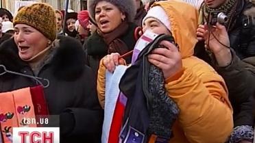 Носками и чулками сегодня торговали под окнами Президента
