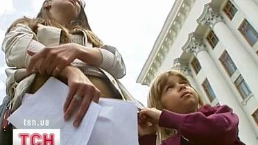 Батьки хворих на ревматоїдний артрит дітей прохали допомоги в Президента