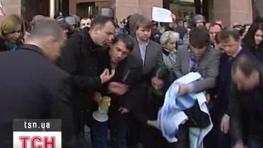 Перед офисом компании, которая застраивает Андреевский, продолжается акция протеста