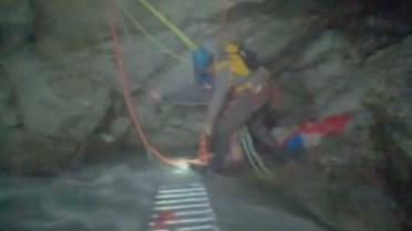 В США 15 спасателей 9 часов доставали ребенка, который упал в водопад