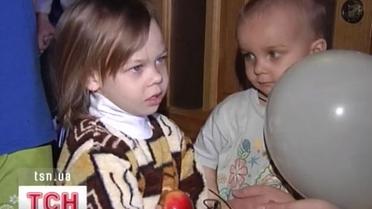 Жінка з охопленої вогнем хати винесла трьох малих дітей