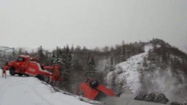 Во время буксировки фура сорвалась в 60-метровую пропасть и утащила за собой тягач