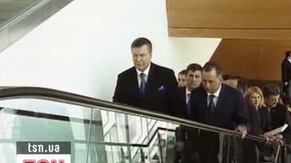 Президент жартома пройшов контролі у новому терміналі в Донецьку