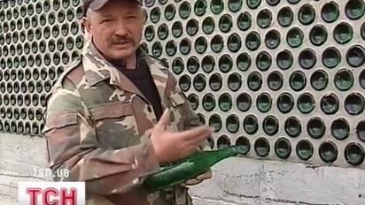 Чоловік побудував будинок зі звичайнісіньких пляшок