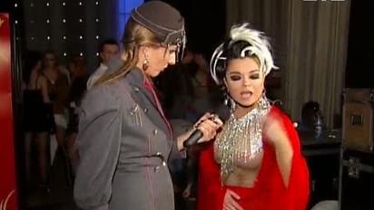 Корольова залюбки танцює для свого чоловіка стриптиз