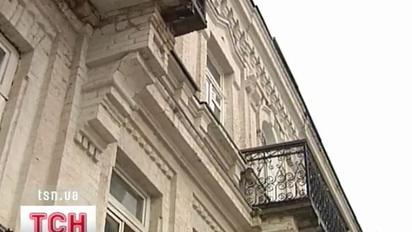 У столиці льодяна брила вбила літню жінку
