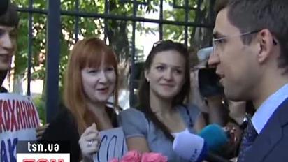 Розумні студентки принесли дзеркало для Табачника