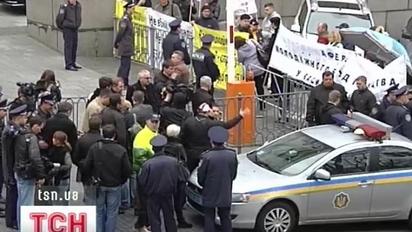 Півсотні таксистів цього ранку приїхали до будівлі уряду