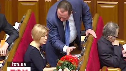 Мельник приніс букет троянд депутату Ірині Геращенко