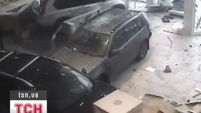 Знервований водій джипу розніс на друзки автосалон у Москві